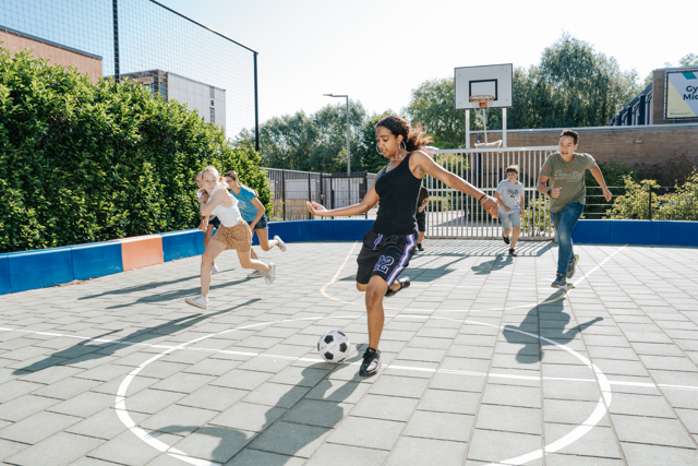 voetballen op het plein